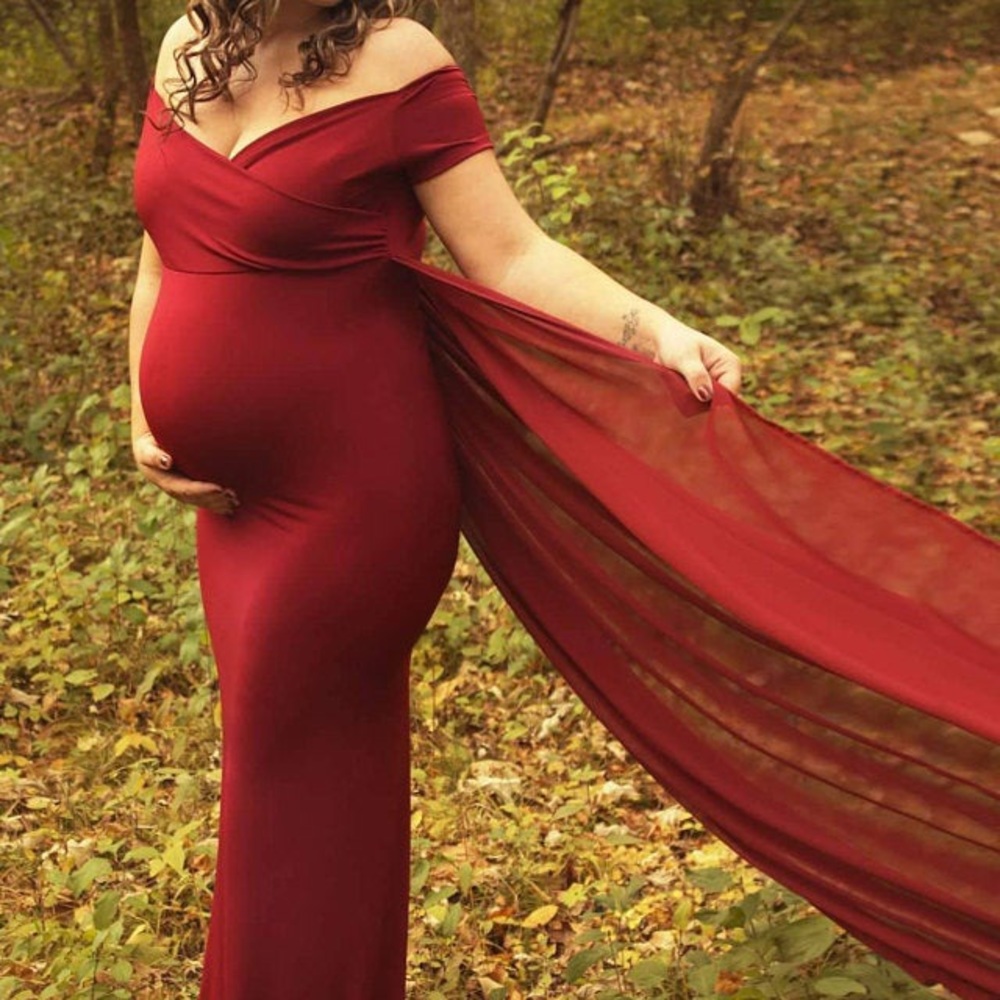 Maternity fitted gown with train, wine dress